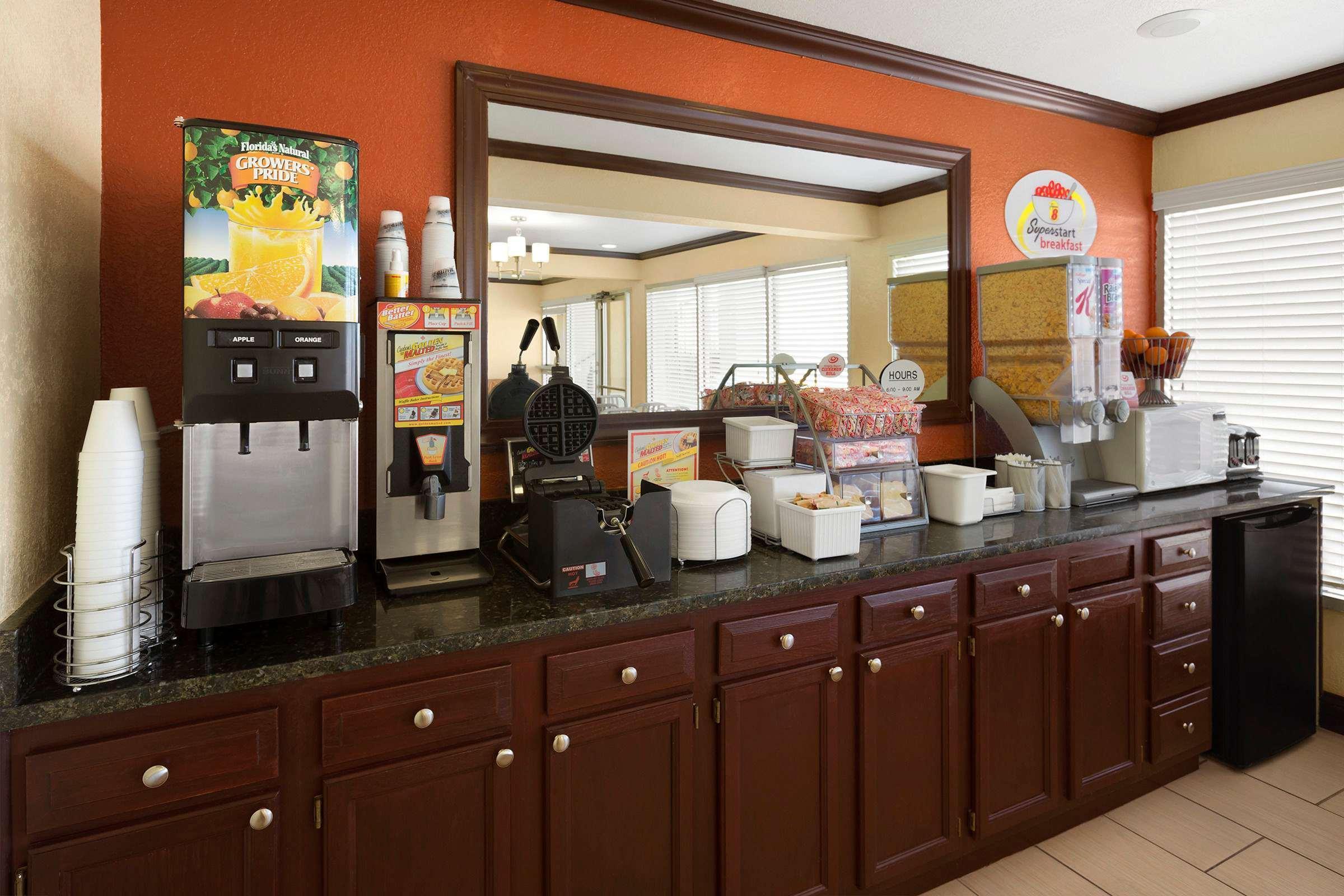 Super 8 By Wyndham Woodward Hotel Luaran gambar